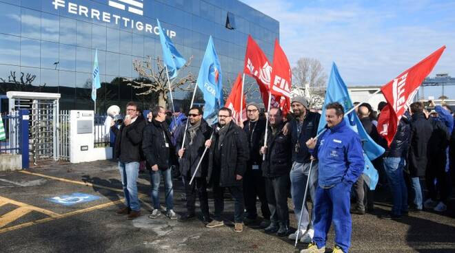 I lavoratori dello stabilimento di Forlì del Gruppo Ferretti scioperano contro i due licenziamenti (foto Blaco)