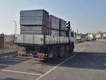 Il camion con le tavole metalliche oggetto di forto (foto Comando Carabinieri di Cesenatico)