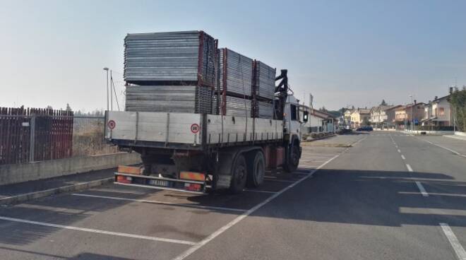 Il camion con le tavole metalliche oggetto di forto (foto Comando Carabinieri di Cesenatico)