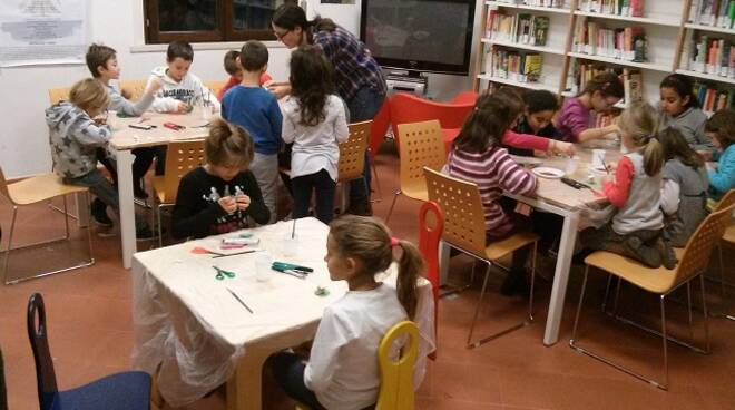 Un laboratorio per ragazzi alla biblioteca Ceccarelli