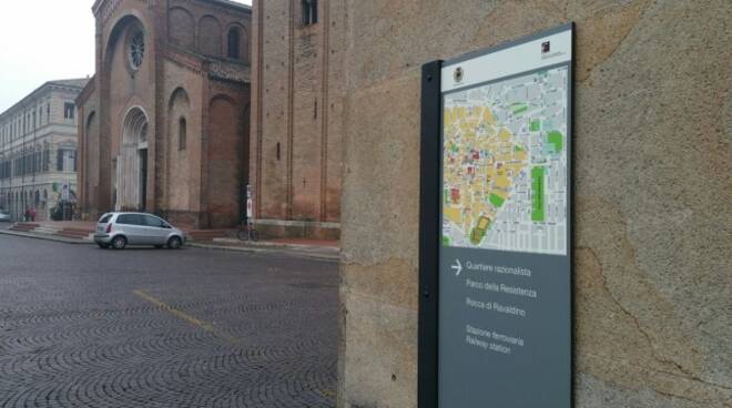 Una delle plance segnaletiche informative installate nel centro storico di Forlì