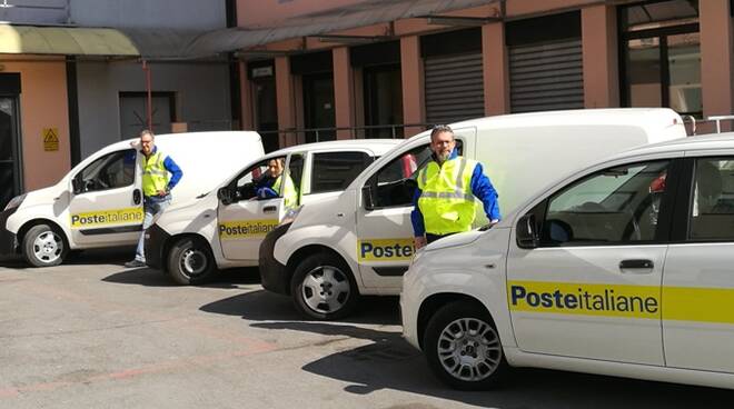 I portalettere con i mezzi per la consegna dei pacchi a Cesena
