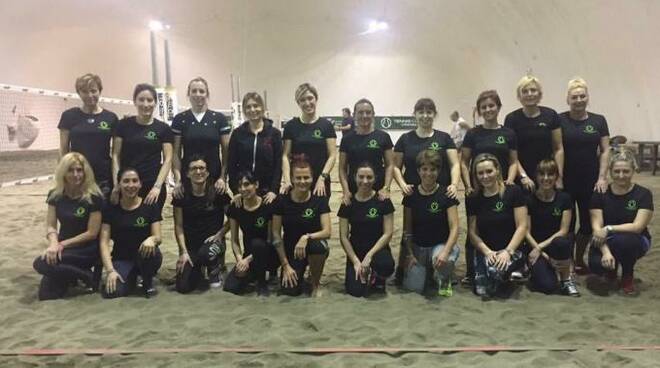 Il gruppo delle partecipanti al campionato femminile di beach tennis organizzato dal Tennis Viserba