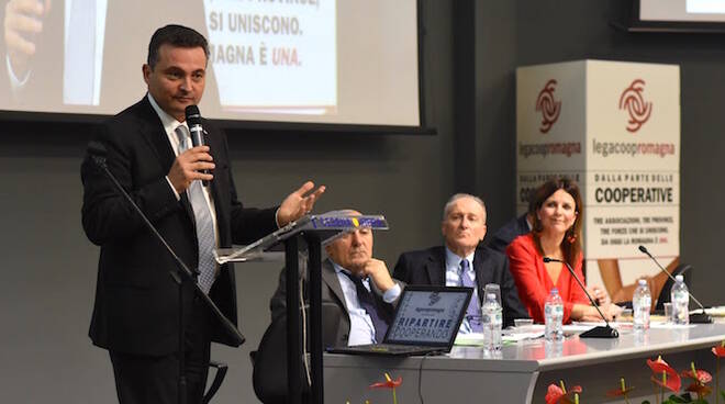 L'assessore regionale Raffaele Donini, parla all'assemblea dei delegati di Legacoop Romagna - foto E. Gelosi