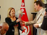 La ministra del turismo tunisina, Selma Elloumi-Rekik riceve la Fiamma dell'Amicizia partita da Cesenatico