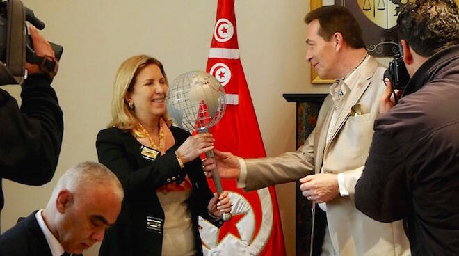 La ministra del turismo tunisina, Selma Elloumi-Rekik riceve la Fiamma dell'Amicizia partita da Cesenatico