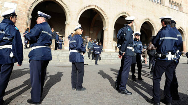 La Polizia municipale di Rimini dichiara guerra ai venditori abusivi (foto archivio Migliorini)