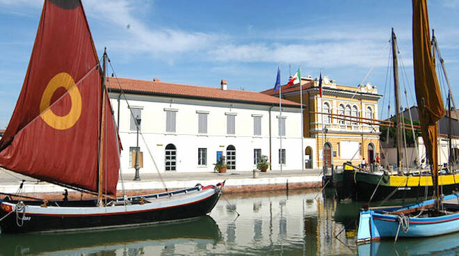 sullo sfondo il Museo della Marineria di Cesenatico