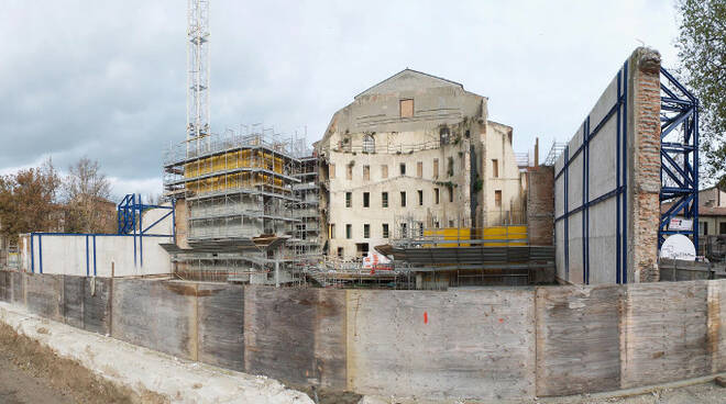 Un'immagine dei lavori di restauro e ricostruzione del Teatro Galli a Rimini