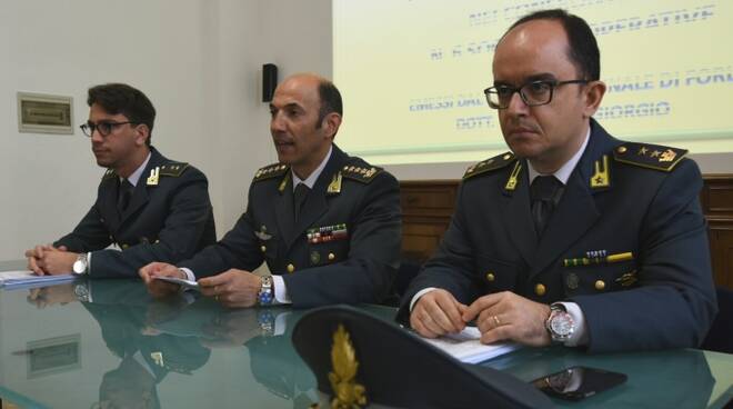 Un momento della conferenza stampa a Forlì dopo l'operazione della Guardia di Finanza contro i "caporali" (foto Blaco)