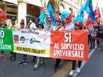 Una protesta dei lavoratori di Poste Italiane contro la privatizzazione dell'azienda