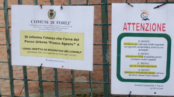 I cartelli all'ingresso del Parco Urbano che informano sulle procedure in atto