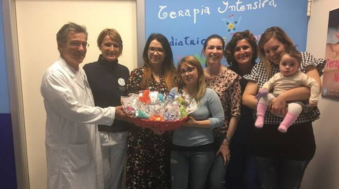 La consegna dei polipetti fatti all'uncinetto per i piccoli pazienti della Terapia intensiva neonatale di Cesena