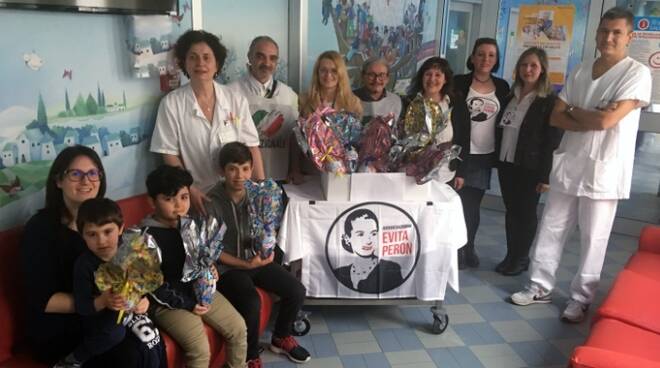 La consegna delle uova di Pasqua donate dall'associazioni de volontariato Evita Peron