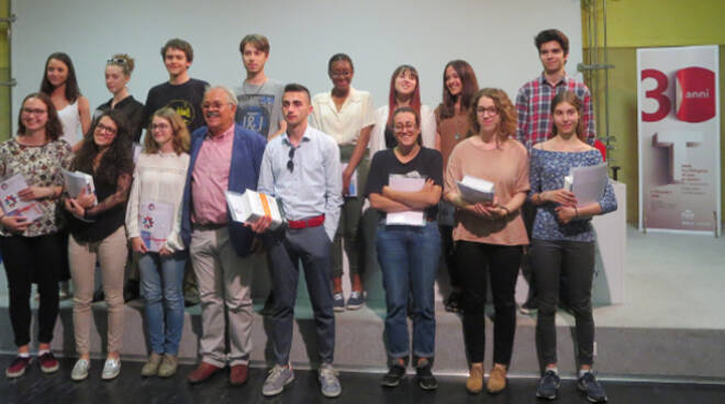 Foto di gruppo dei giovani traduttori vincitori