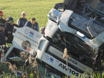 Il camion rovesciato sulla Classicana