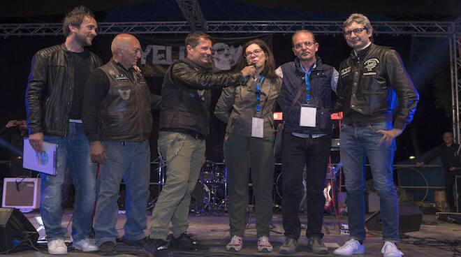 Il sindaco di Rimini Andrea Gnassi col gilet da motociclista consegnato dai membri del MAC - foto Salvatori