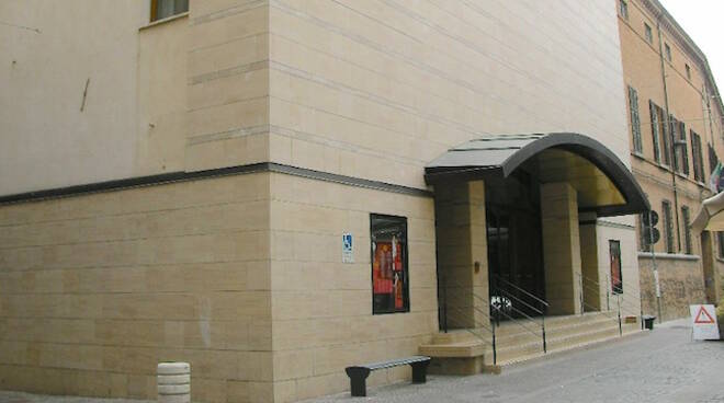 L'ingresso del Teatro Diego Fabbri di Forlì - foto di Pubblico Dominio da wikipedia