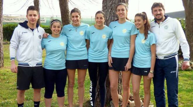 La squadra di serie B femminile del Ct Casalboni Santarcangelo con i tecnici