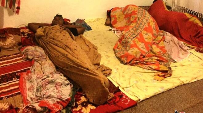 Alcuni degli stranieri che dormivano ammassati su materassi a terra (foto Compagnia dei Carabinieri di Rimini)
