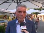 Il sindaco Paolo Lucchi intervistato tra le bancarelle della "Fiera" - foto da video youtube