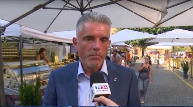 Il sindaco Paolo Lucchi intervistato tra le bancarelle della "Fiera" - foto da video youtube
