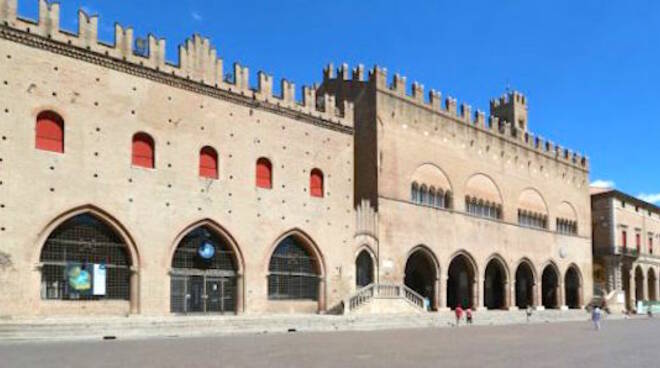 piazza Cavour a Rimini (da sx): palazzo del Podestà, Palazzo dell’Arengo e Palazzo Garampi