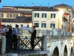 Sul ponte di Tiberio il maestro Jader Abbondanza intona con la sua tromba solista le note della Strada di Nino Rota