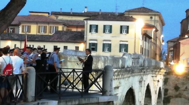 Sul ponte di Tiberio il maestro Jader Abbondanza intona con la sua tromba solista le note della Strada di Nino Rota