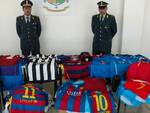 Alcuni dei capi d'abbigliamento contraffatti sequestrati dalla Guardia di Finanza di Rimini