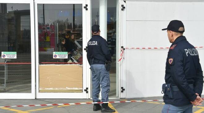 I danni provocati dalla precedente spaccata del 21 febbraio al centro commerciale Le Befane (foto archivio Migliorini)