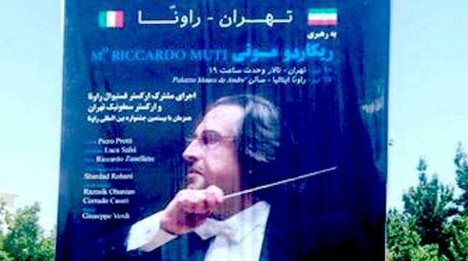 I manifesti del concerto affissi a Teheran