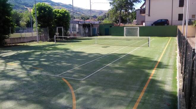 Il campo polivalente di via IV Novembre, utilizzabile per il tennis e il calcio a 5