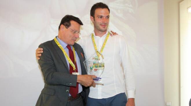 Il direttore Coldiretti Rimini, Anacleto Malara, consegna il premio al giovane imprenditore Marco Bianchi