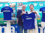 Mirko Annibale di Joma e Stefano Righini di Ravenna Runners Club mostrano la T-shirt