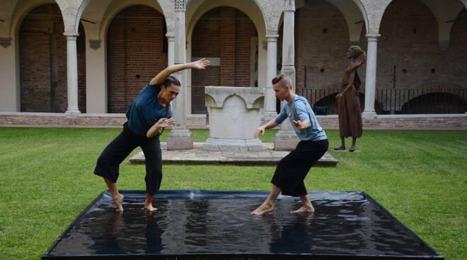 Danzatori contemporanei ai Chiostri Francescani. Nicola Galli. Foto dal blog Ammutinamenti