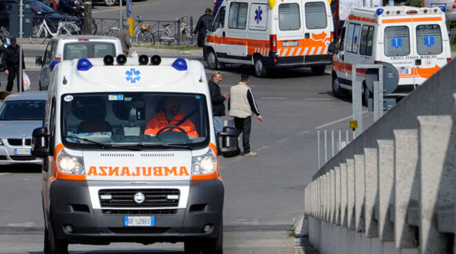 L'ambulanza che ha condotto l'uomo al Pronto Soccorso dell'ospedale di Rimini (foto archivio Migliorini)