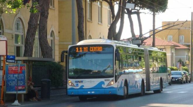 Un autobus di Start Romagna della linea 11 fra Rimini e Riccione (foto d'archivio)