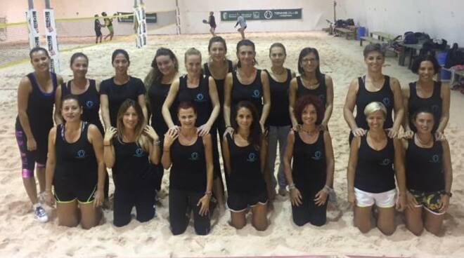 Foto di gruppo per le partecipanti all'ottavo campionato autunnale femminile di beach tennis a Viserba