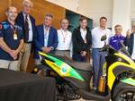 La consegna dello scooter a tre ruote equipaggiato con defibrillatore portatile al Misano World Circuit