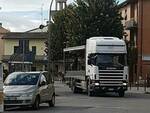 Uno dei tanti mezzi pesanti che ogni giorno transita su via Sapinia nel quartiere Romiti, a Forlì