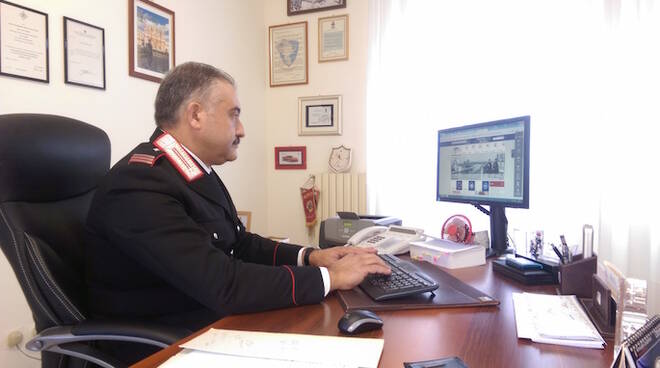 Carabiniere impegnato in azione di controllo truffe online