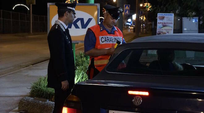 Con l'etilometro i carabinieri hanno fermato due ubriachi alla guida
