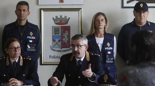 Gli agenti di Polizia durante la conferenza stampa presso la Questura di Ravenna