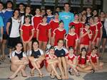 Il gruppo di giovani atleti del GS Forlì Nuoto – De Akker Team con i tecnici