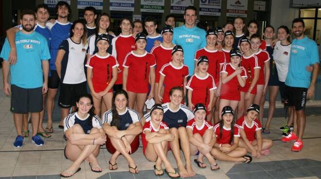 Il gruppo di giovani atleti del GS Forlì Nuoto – De Akker Team con i tecnici
