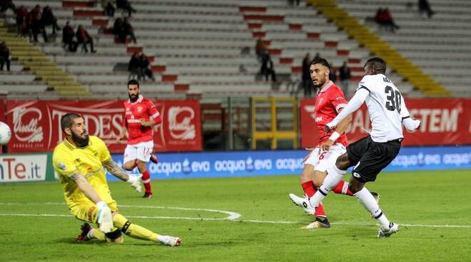 Jallow infila Nocchi e sblocca il match in favore dei bianconeri (foto Luigi Rega - www-cesenacalcio.it)