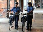 Polizia municipale in bici durante controlli del territorio