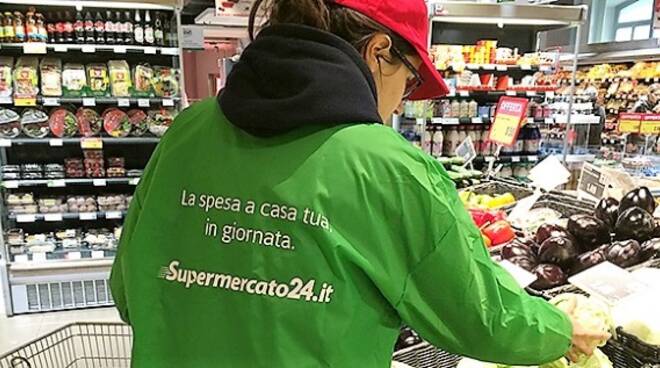Un personal shopper "in azione" al supermercato