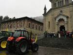 I mezzi agricoli in attesa della benedizione davanti alla chiesa di San Piero Apostolo